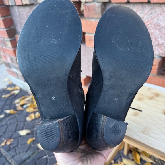 Cute Vintage 90s Black leather lace-up ankle boots - Picture 5 of 11